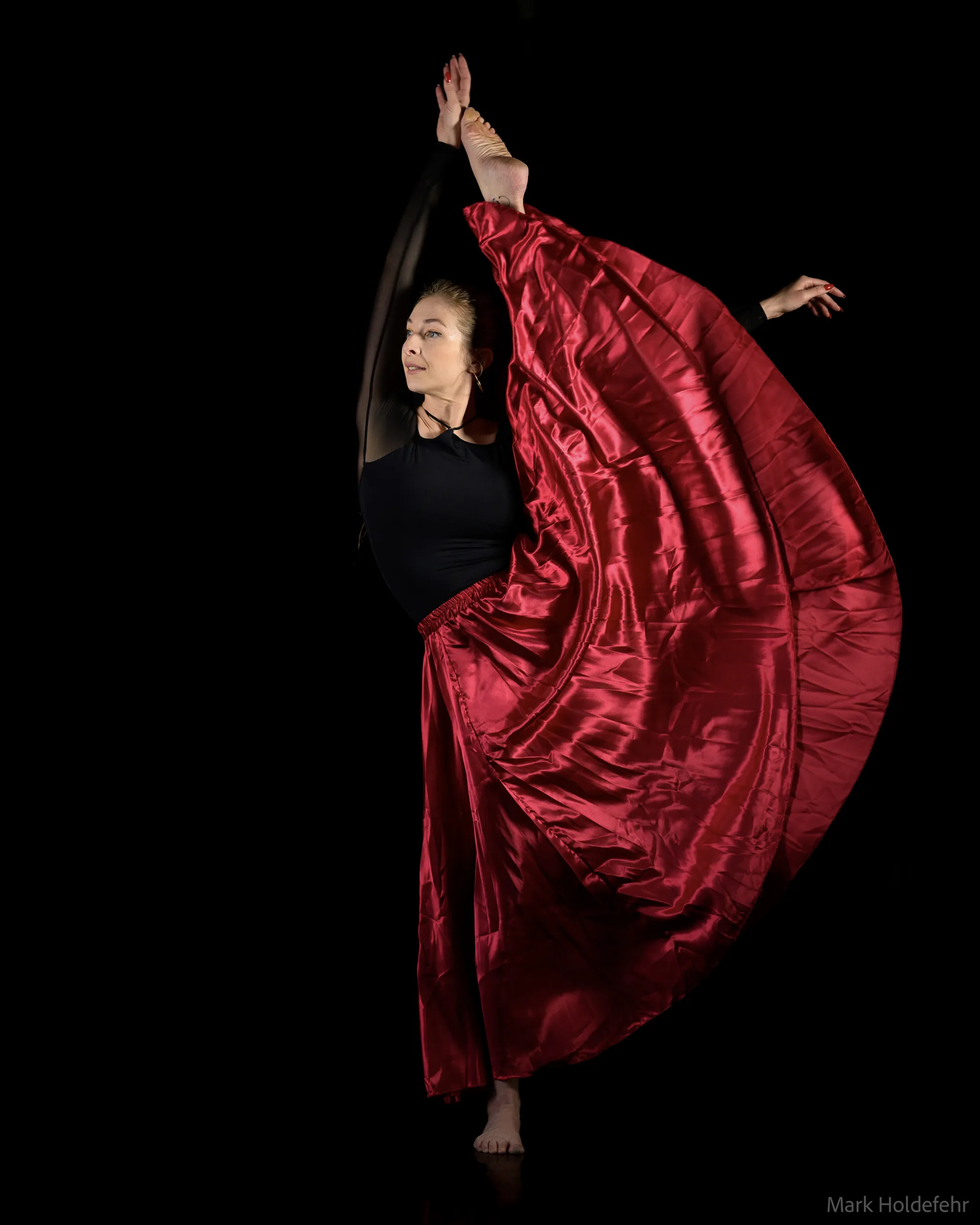 Danseuse en jupe de satin rouge, studio Pauline Delcourt